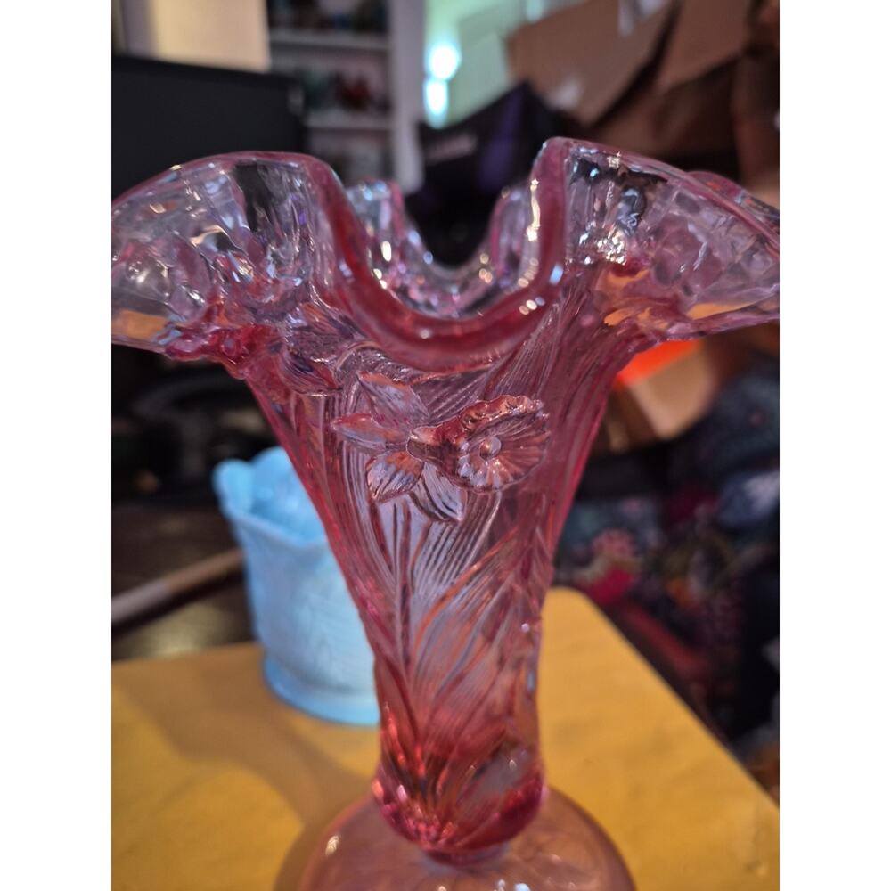 Vintage Fenton Art Glass Vase In Empress Rose Pink Color With Daffodil Pattern - Picture 4 of 4